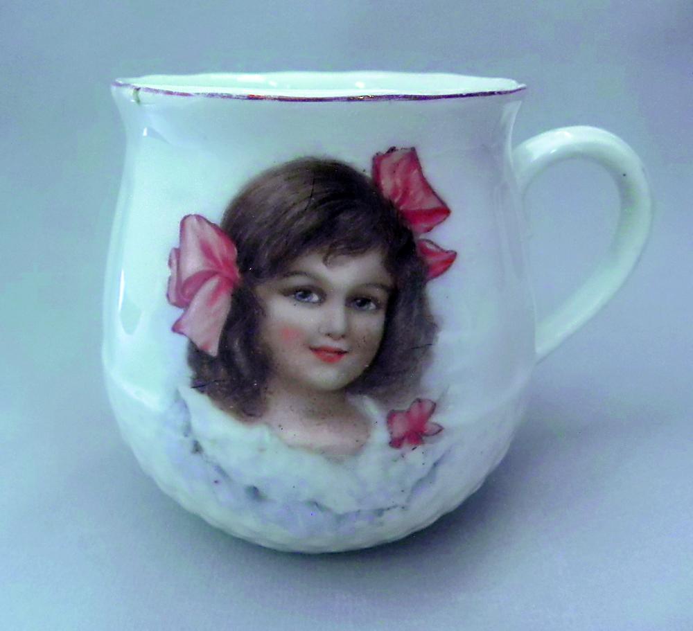 Чашка с портретом девочки. Олевск, 1910-12 гг. Коллекция Г. Браиловского
